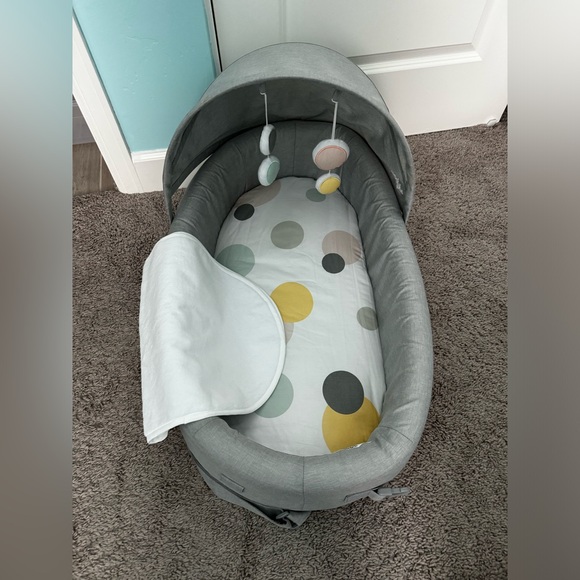 Lulyboo Travel Bassinet…like new condition! Gray polka dot pattern. - Picture 3 of 9